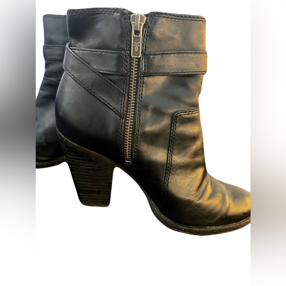 SOLD🖤 EUC FRYE “Patty” Black Leather Belted Ankle Booties | Women’s 6M - Picture 4 of 10